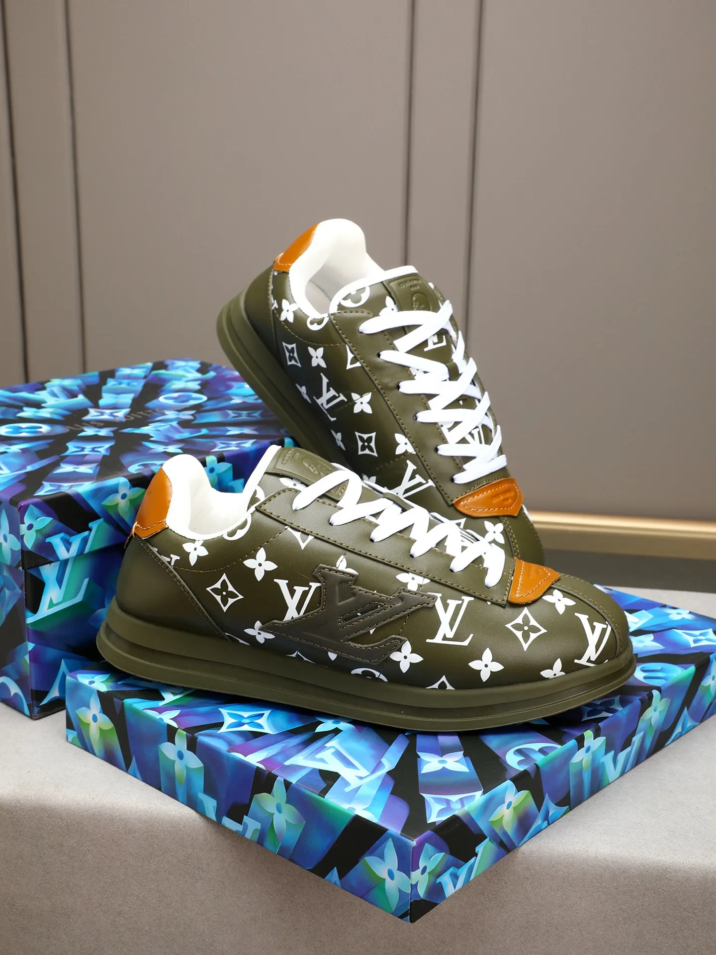Men's Men's Shoes 💰540 LV Louis Vuitton L Jialu Brand Runner Tatic Series Thick Sole Casual Sports Shoes Running Shoes Original purchase, development and production This LV Runner Tatic sneaker combines technical materials such as mesh fabric and ribbons to interpret the inspiration of traditional mountaineering shoes. LV letters are written on one side, the lariat buckle of the quick lacing system is embellished with Monogram flowers and Louis Vuitton logos, and the light and wear-resistant rubber outsole completes the whole. ▪️Fabric: Original imported cowhide + mesh ▪️Inner lining: Original customized breathable mesh ▪️Sole: Original open-molded anti-slip rubber combination material ▪️Size: Men's 40-44 (45 46 customized)